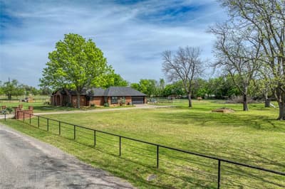 501 N Van Zandt Street, Tioga TX 76271 - Photo 3