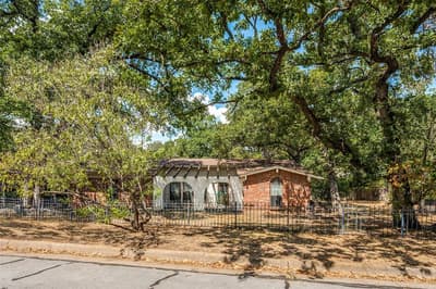 2817 Buffalo Court, Arlington TX 76013 - Photo 2