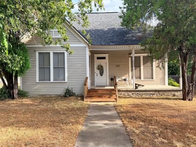 207 W Neely Avenue, Comanche TX 76442
