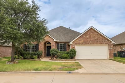 2815 Fox Creek Trail, Arlington TX 76017