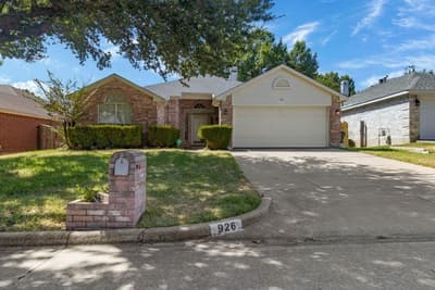 926 Wintercrest Court, Arlington TX 76017 - Photo 2