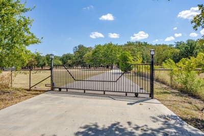 306 Garden Court, Springtown TX 76082 - Photo 2