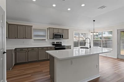 718 W Lonesome Dove Trail, Arlington TX 76001 - Photo 3