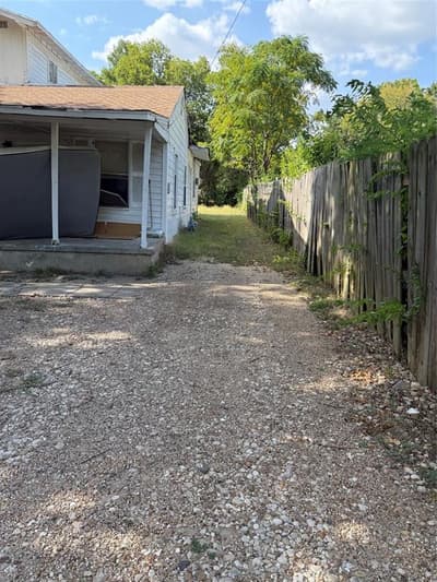 233 W Hammond Street, Lancaster TX 75146 - Photo 2