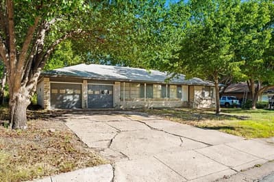 305 Valleyglen Drive, DeSoto TX 75115 - Photo 2