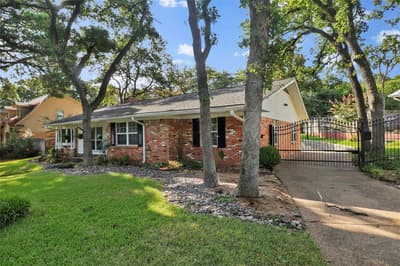 2706 Oak Cliff Lane, Arlington TX 76012 - Photo 3