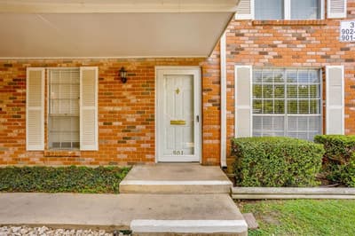 901 Roaring Springs Road, Fort Worth TX 76114