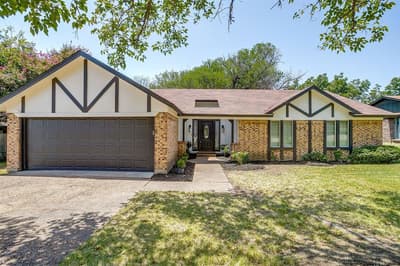 105 Lakeway Drive, Benbrook TX 76126