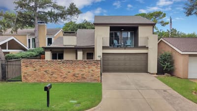 1612 Hawthorne Drive, Arlington TX 76012 - Photo 2