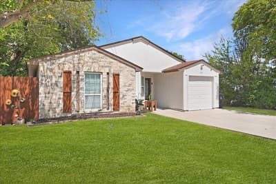 2111 Sharpshire Lane, Arlington TX 76014 - Photo 2