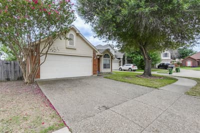 952 Freshwood Court, Arlington TX 76017 - Photo 2