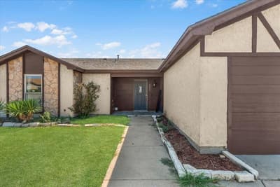 5511 Creek Valley Drive, Arlington TX 76018 - Photo 2