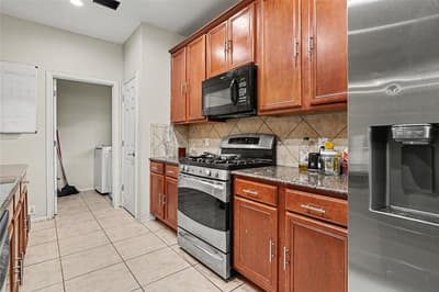 2707 Meadow Lake Drive, Grand Prairie TX 75050 - Photo 3