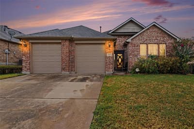 2707 Meadow Lake Drive, Grand Prairie TX 75050