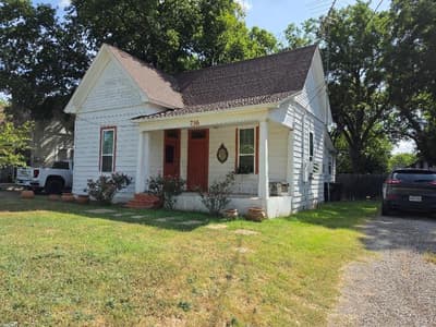 736 N Robinson Street, Cleburne TX 76031 - Photo 2