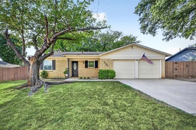 1121 Greendale Drive, Bedford TX 76022