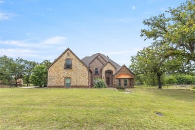 108 Oak Creek Drive, Springtown TX 76082 - Photo 2