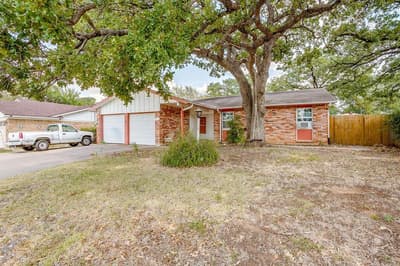 915 Cherry Laurel Lane, Arlington TX 76012 - Photo 2