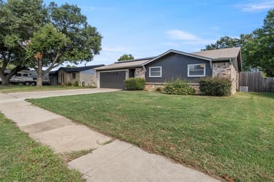2523 Avonhill Drive, Arlington TX 76015 - Photo 2
