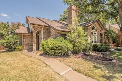 6402 Valleybrooke Court, Arlington TX 76001 - Photo 2
