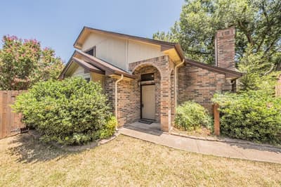 6402 Valleybrooke Court, Arlington TX 76001 - Photo 3