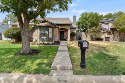 831 Valleybrooke Drive, Arlington TX 76001 - Photo 2