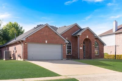215 Longhorn Trail, Grand Prairie TX 75052 - Photo 2