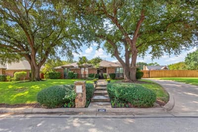 604 Lincoln Court, Arlington TX 76006