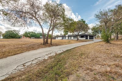 325 Crescent Drive, Grand Prairie TX 75050