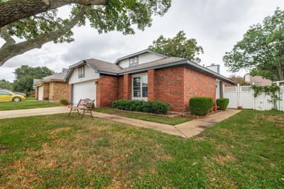 5814 Fox Hunt Drive, Arlington TX 76017 - Photo 2