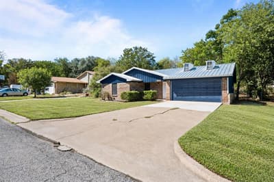 1729 W Doyle Street, Granbury TX 76048
