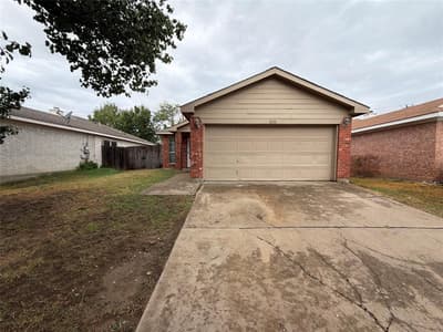 1033 Olivewood Lane, Fort Worth TX 76140