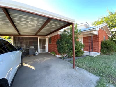 105 N Cole Street, Comanche TX 76442 - Photo 2