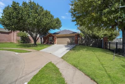 1004 Cedarbrook Circle, Grand Prairie TX 75052 - Photo 2