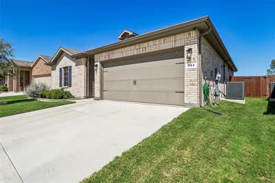 304 Crowfoot Drive, Fort Worth TX 76131 - Photo 2