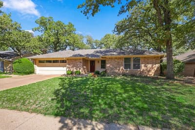 212 Heneretta Drive, Hurst TX 76054