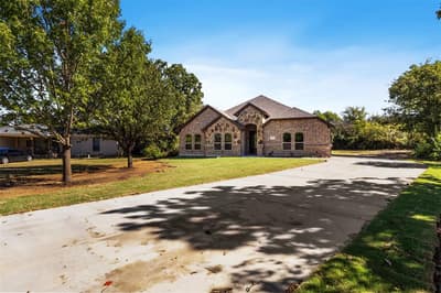 1594 E Springcrest Circle, Lancaster TX 75134 - Photo 2