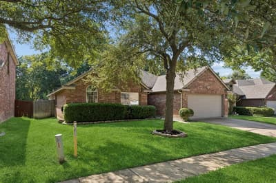 504 Valencia Drive, Arlington TX 76002 - Photo 2