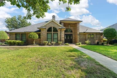 405 Lincoln Oaks Drive, Burleson TX 76028 - Photo 2