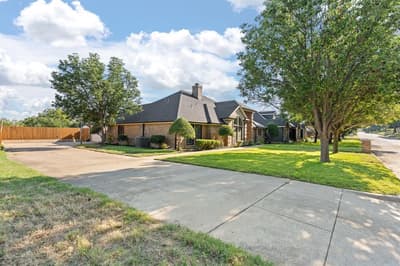 405 Lincoln Oaks Drive, Burleson TX 76028 - Photo 4