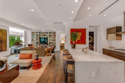 2025 Woodall Rodgers Freeway # 32, Dallas TX 75201