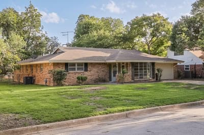 2709 Larkin Avenue, Fort Worth TX 76133 - Photo 2