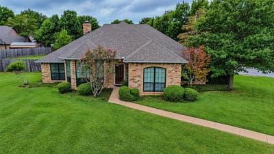 104 Lakeridge Court, Weatherford TX 76087