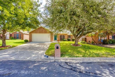 6221 St Leonard Drive, Arlington TX 76001 - Photo 2
