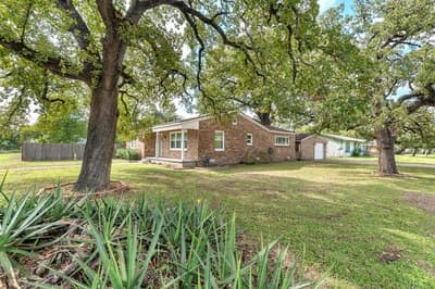 920 Avenue C, Lacy Lakeview TX 76705 - Photo 2