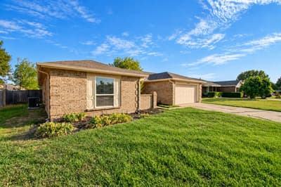 3018 Meadow Creek Court, Grand Prairie TX 75052 - Photo 2