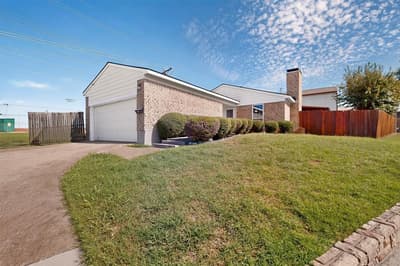 2228 Bunker Hill Drive, Carrollton TX 75006 - Photo 2