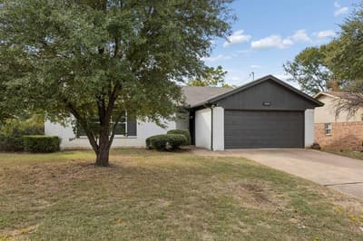 6006 Maple Springs Drive, Arlington TX 76001 - Photo 2
