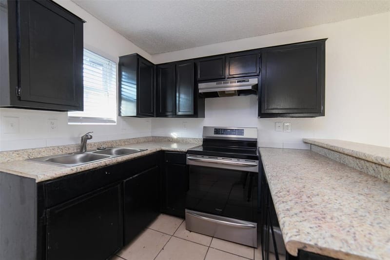 3844 Waldorf Street, Fort Worth TX 76119 - Photo 9