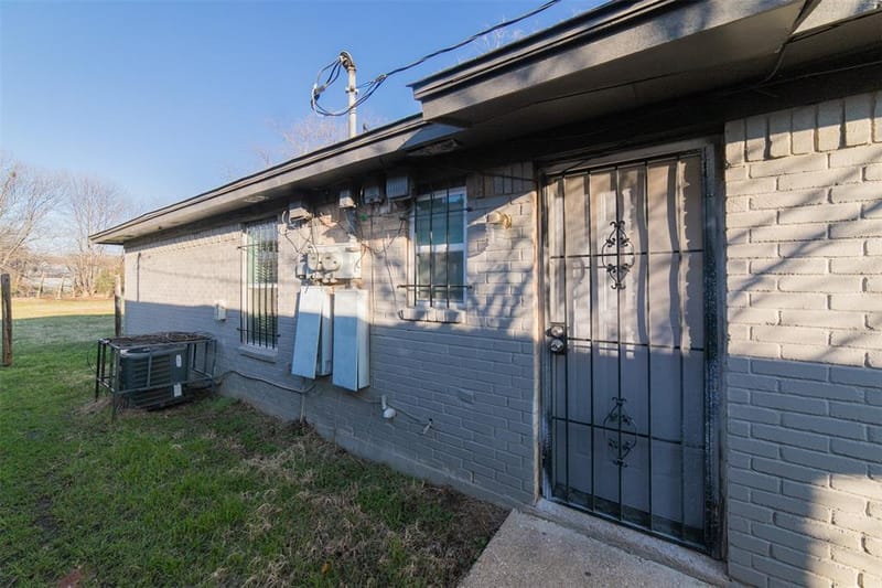 3844 Waldorf Street, Fort Worth TX 76119 - Photo 4